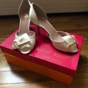 Wedding kitten heals